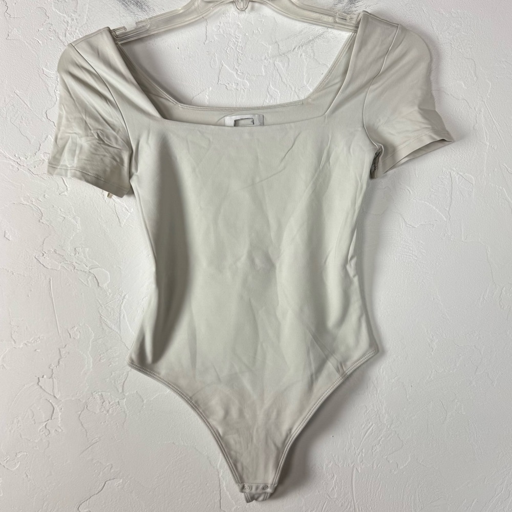 Aritzia‎ Babaton Contour Bodysuit One Piece Square Neck Cap Sleeve Solid Ivory